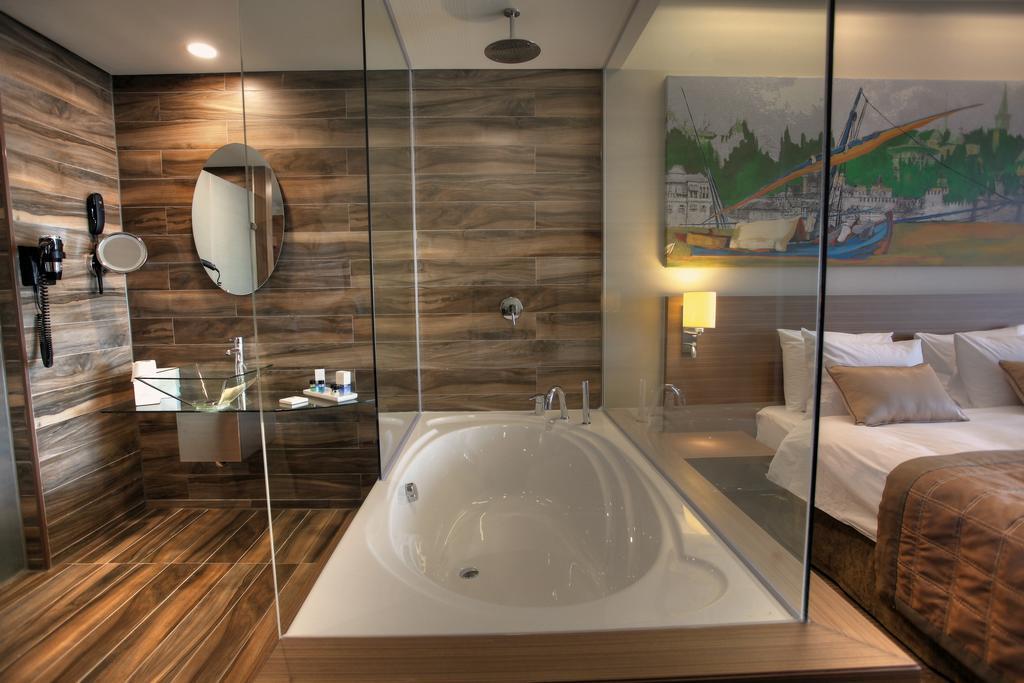 Executive Corner Room with Bath