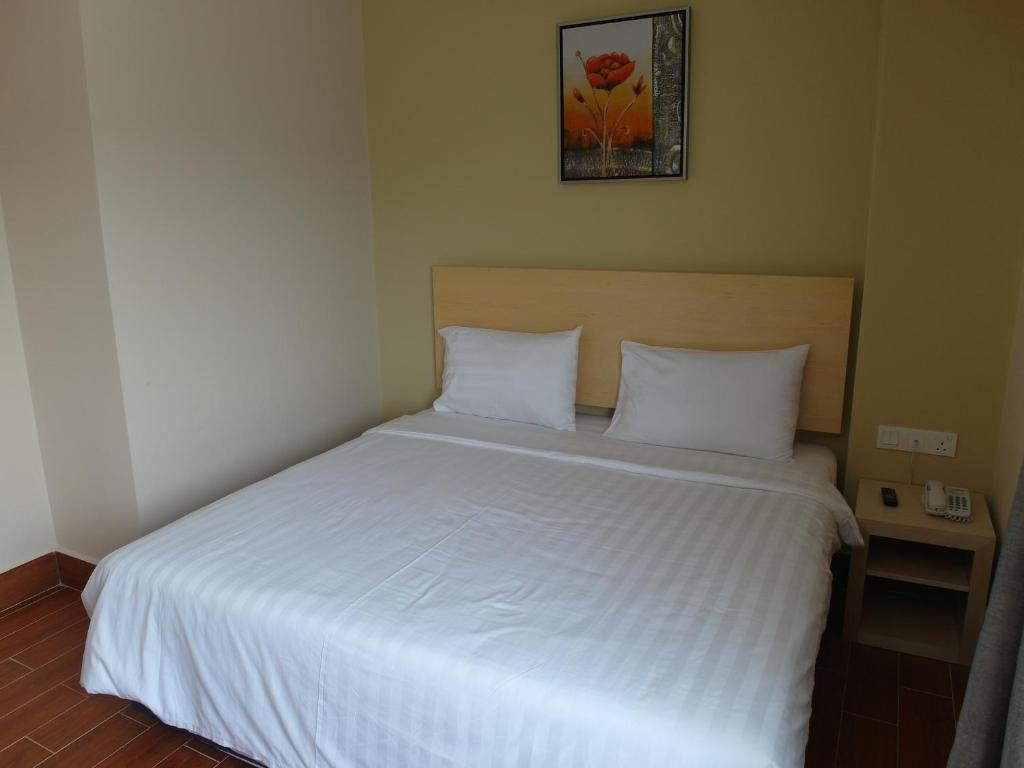 Deluxe Room King Bed window