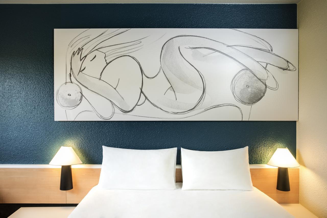 2 Adjacent Rooms