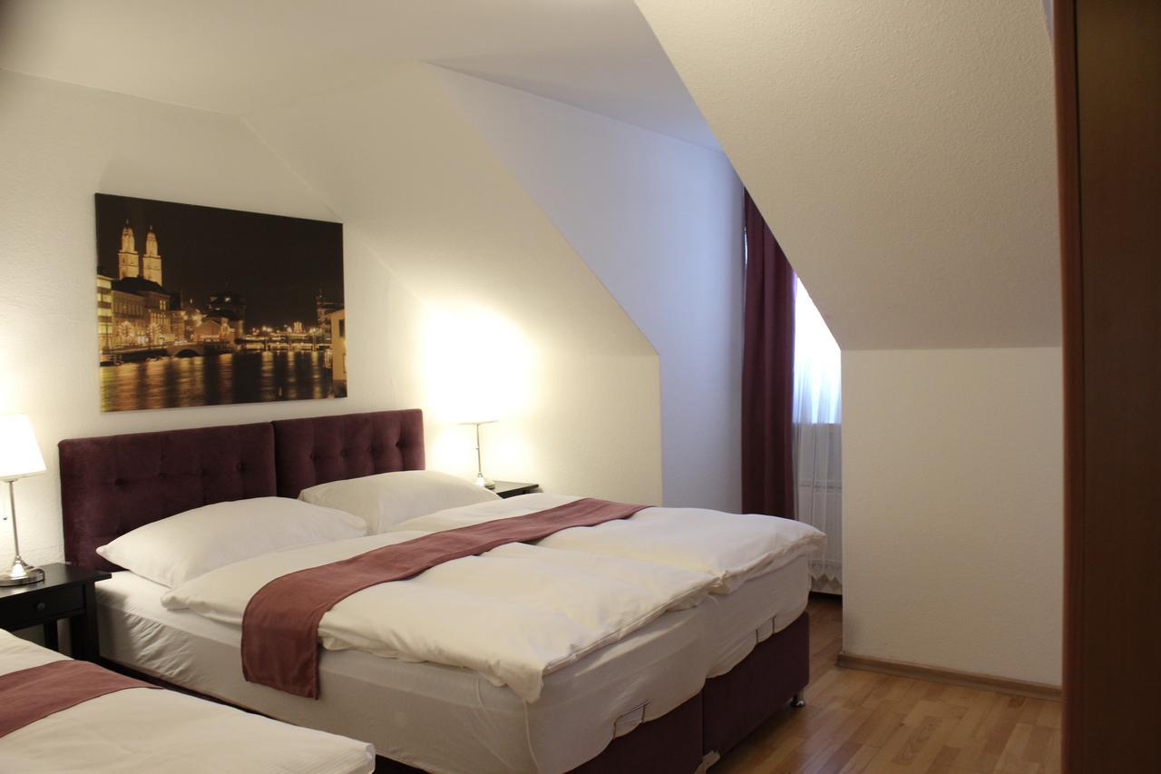 Estudio Triple Estándar con baño privado
