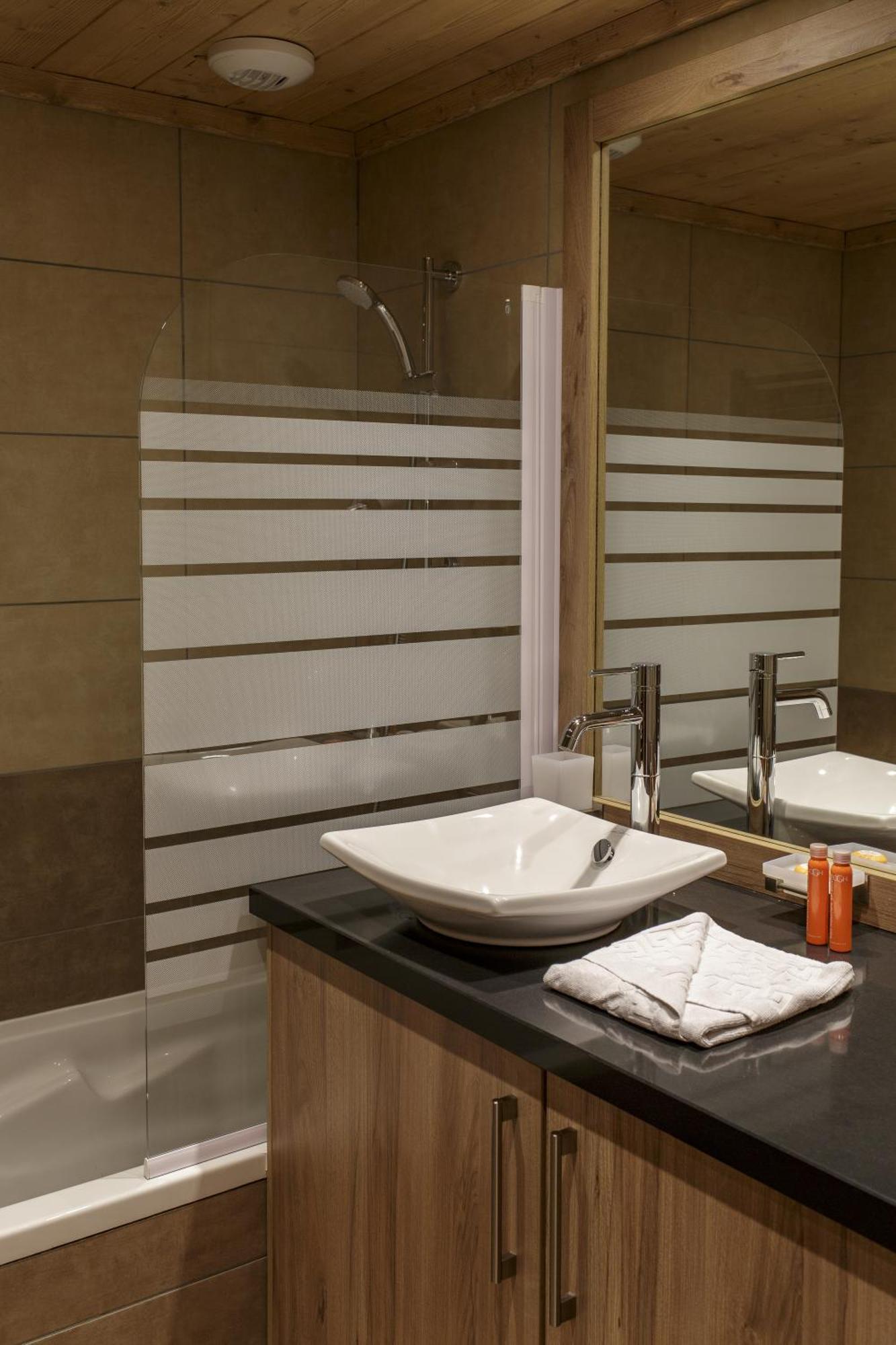 One-Bedroom Apartment with Spa Access (4 Adults),707408695:JPEG