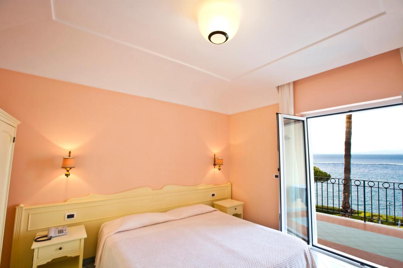 Tweepersoonskamer met 1 of 2 Bedden en Balkon - Uitzicht op Zee