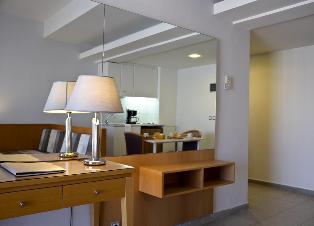 Studio (1-3 Adults)