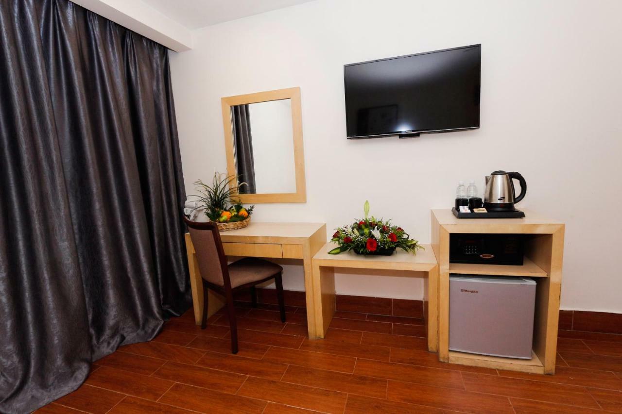 Deluxe Room King Bed window