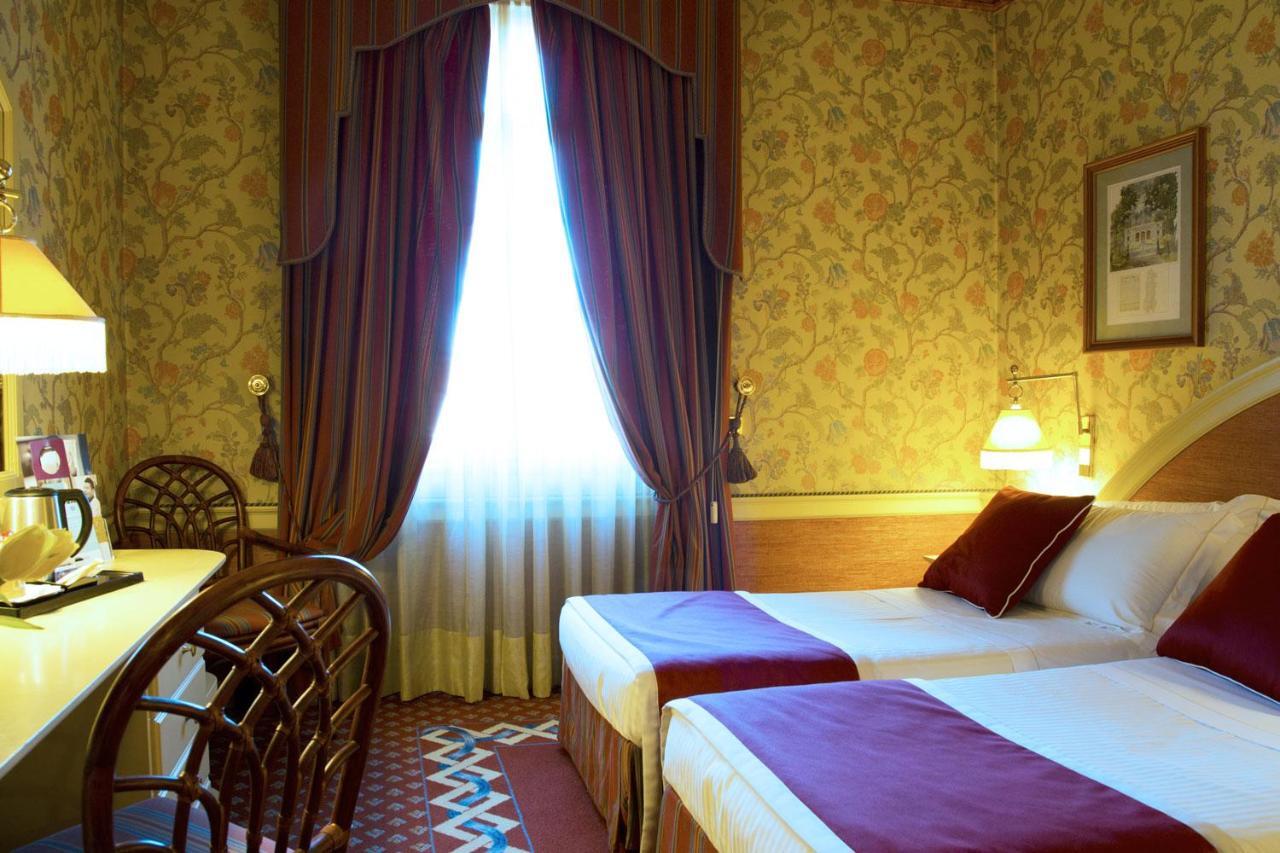 Quarto com 2 Camas de Solteiro