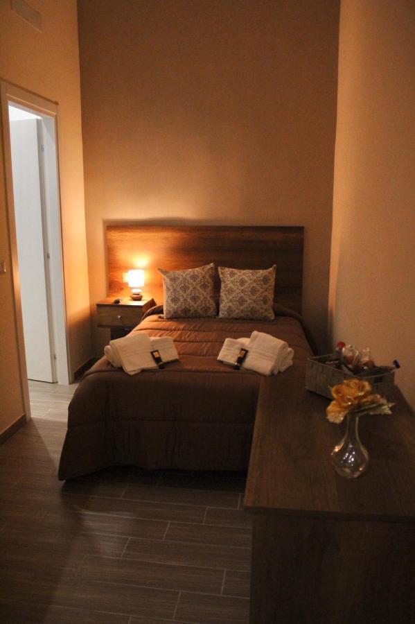 Habitación con cama extragrande.
