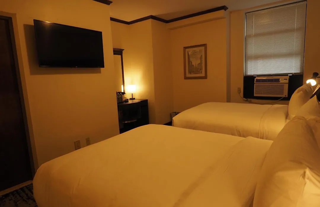 Night Hotel Broadway-1
