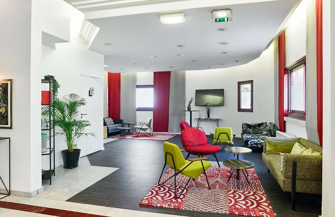 B&B HOTEL Saint-Quentin-en-Yvelines Centre Gare-1
