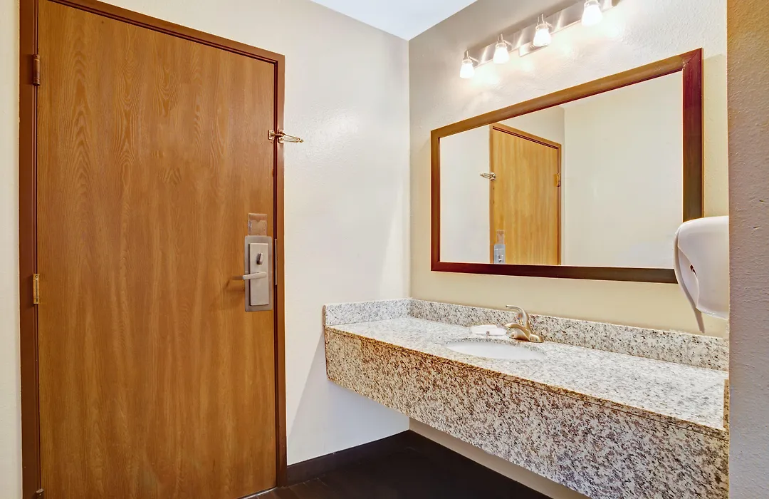 Super 8 By Wyndham Louisville Airport-1