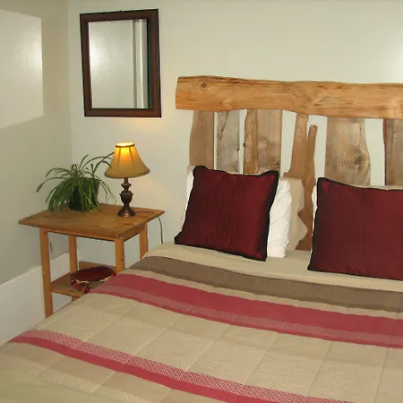 Tofino Trek Inn B & B-2