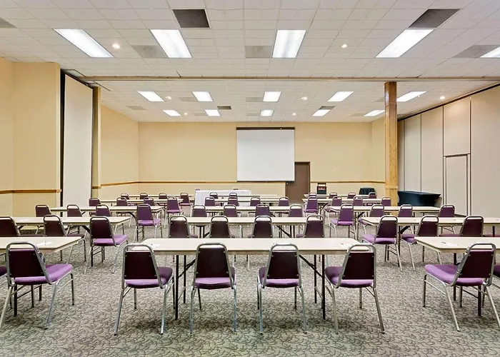 Ramada By Wyndham Mitchell Hotel & Conference Center