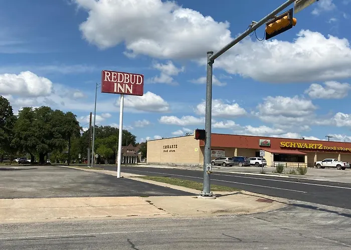 Redbud Inn