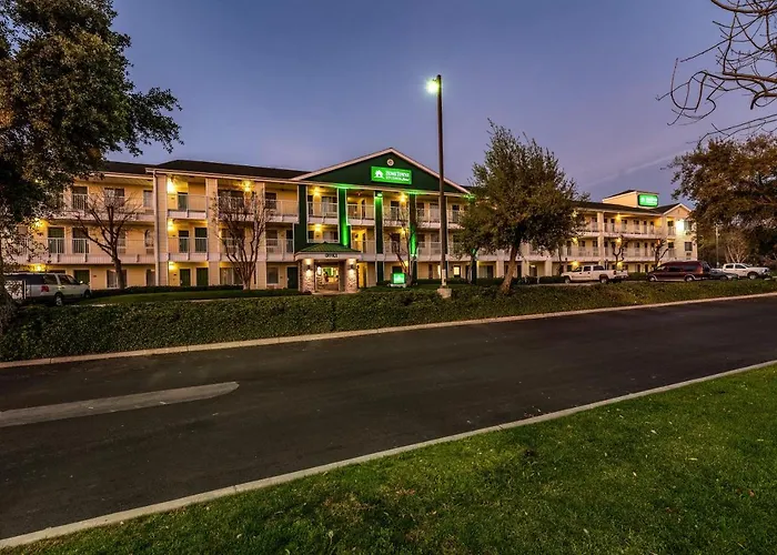 Hometowne Studios By Red Roof Fresno - West