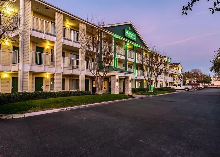 Hometowne Studios By Red Roof Fresno - West