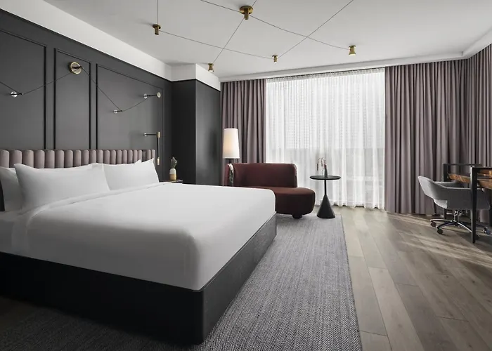 Renaissance Milwaukee West Hotel