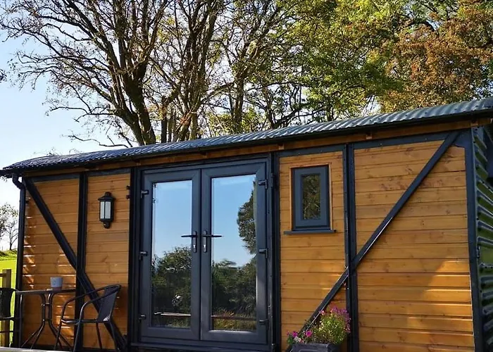Pen-Rhos Luxury Glamping "The Hare Hut"