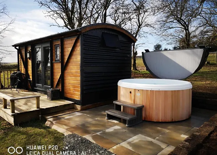 Pen-Rhos Luxury Glamping "The Hare Hut"