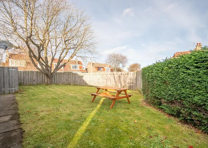 Free Drive Parking For 2 Vehicles, Outside Lez Zone, Garden, Fast Wifi, Lovely Quiet Street, Ideal For Long Term Contractor, Corporate Etc Stays - Dwellcome Home Ltd 5 Double Bedroom 2 And A Half Bathroom Aberdeen House - See Our Site For Assurance