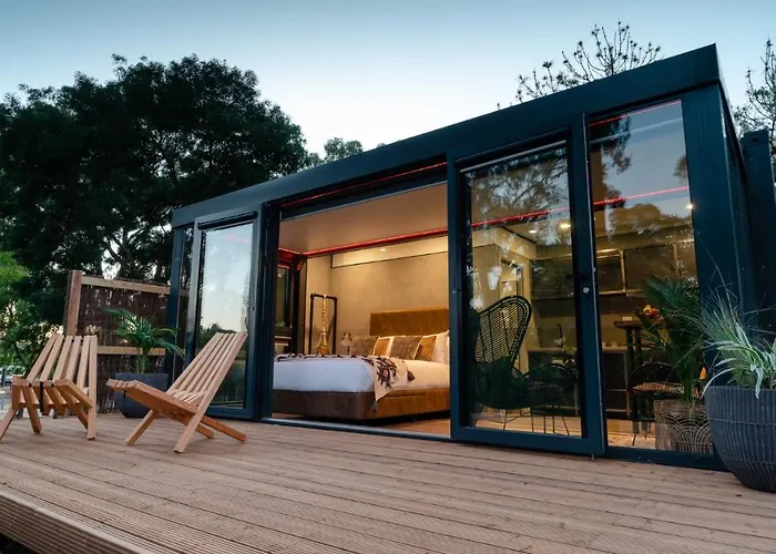 Castlemaine Gardens Luxury Glamtainer