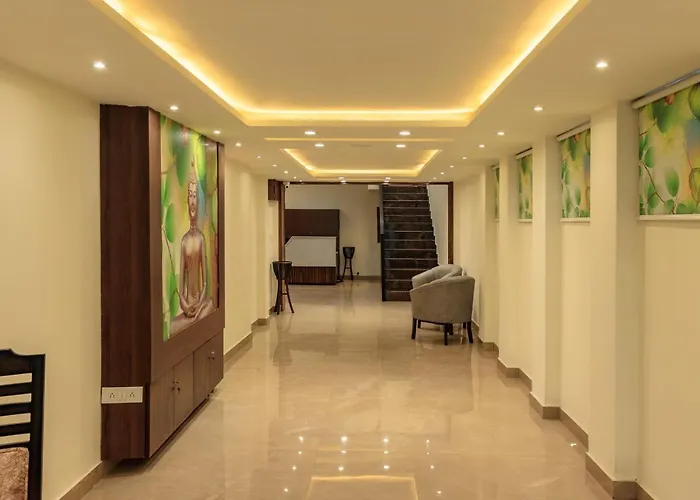 De Manora Homes - Unpretentious Hotel With A Garden , Posh Area Ranjit Avenue