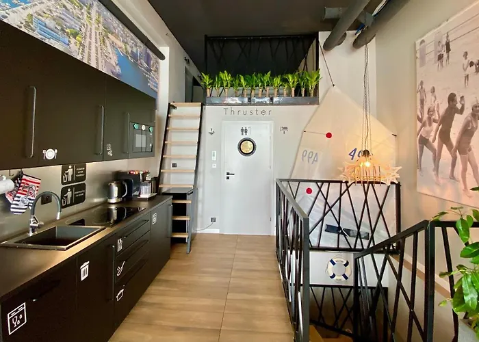 Thruster - Rooms, Kitchen, Chill-Out Zone-Netflix, Lobby-Netflix