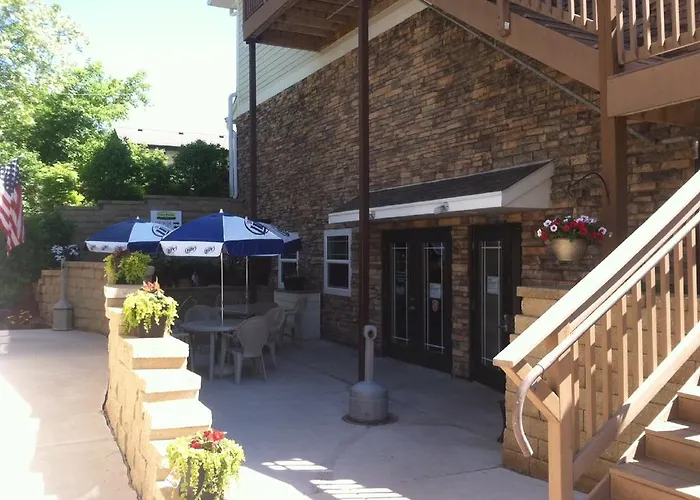 Price Pointe Inn