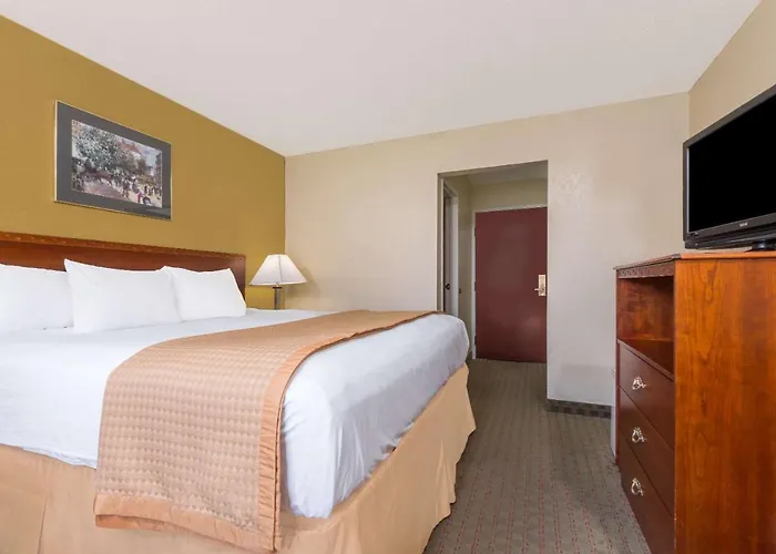 Days Inn By Wyndham Norton