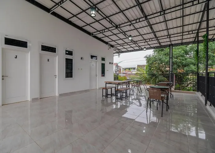 Reddoorz Syariah Near Summarecon Mall Bekasi