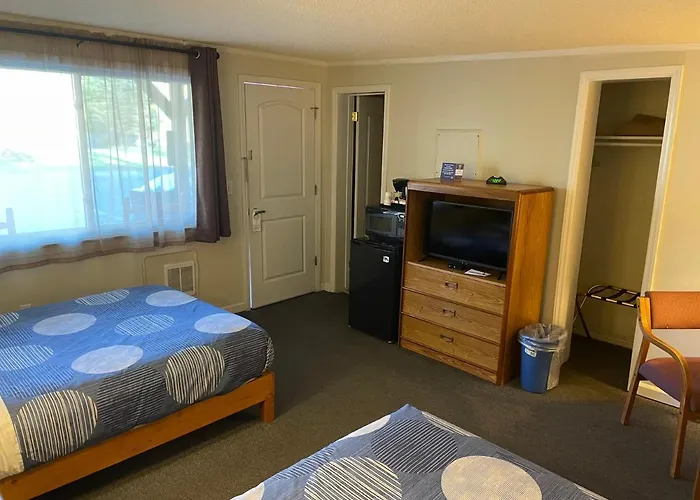 A Holiday Motel - Maggie Valley