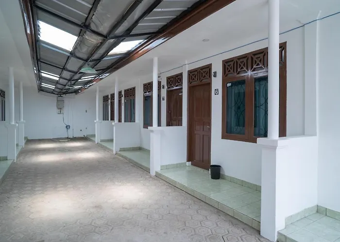 Reddoorz Near Bundaran Ciceri