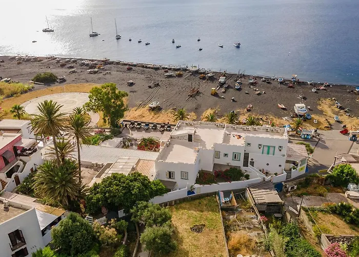 Stromboli Central Family Apartment - 3 Double Rooms