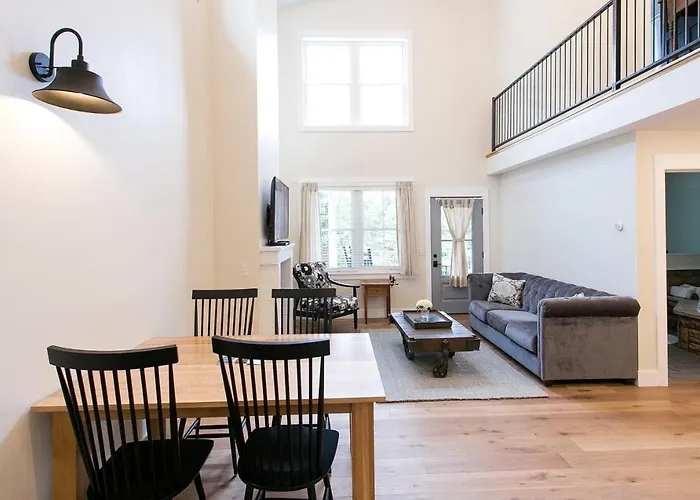 Farmhouse Suites By Amish Country Lodging