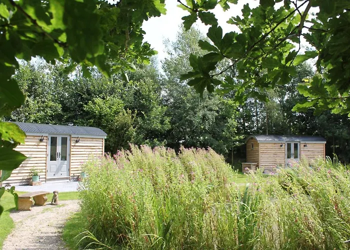 Luxury Shepherds Hut - The Sweet Pea By The Lake