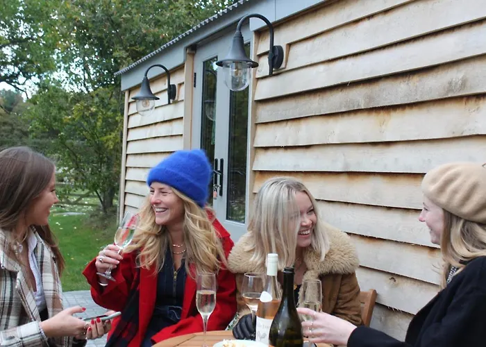 Luxury Shepherds Hut - The Moorhen By The Lake