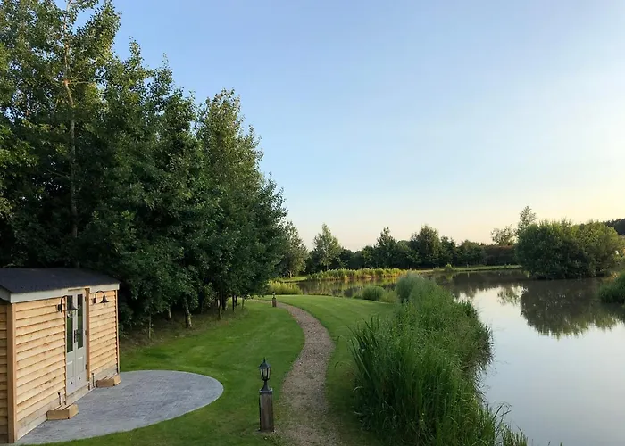 Luxury Shepherds Hut - The Moorhen By The Lake