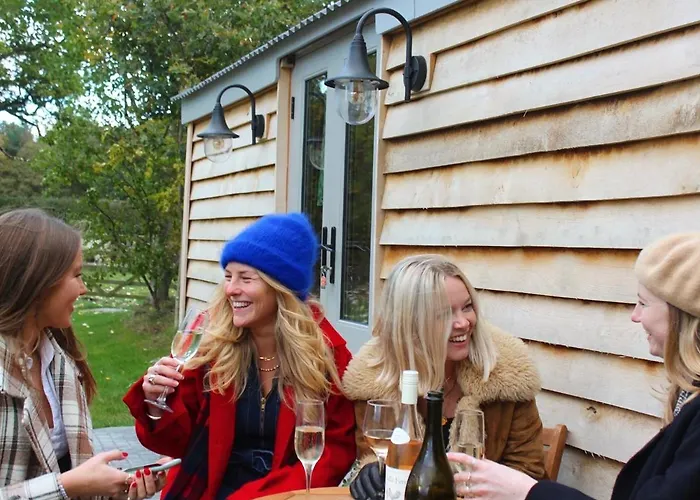 Luxury Shepherds Hut - The Sweet Pea By The Lake