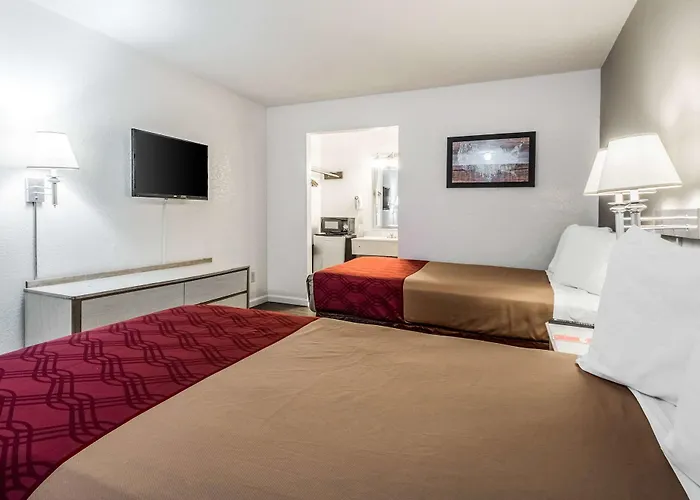 Econo Lodge Airport I-35 North