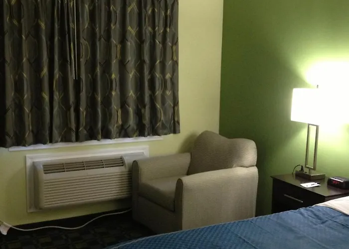 Travelodge By Wyndham Cleveland Lakewood
