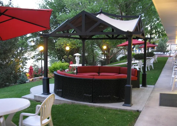 River Terrace Inn
