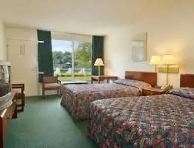 Macomb Inn