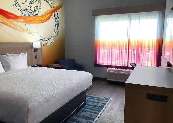 La Quinta Inn & Suites By Wyndham San Antonio Seaworld Lafb