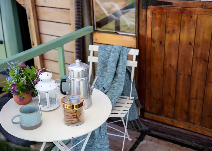 The Hoot Romantic Glamping