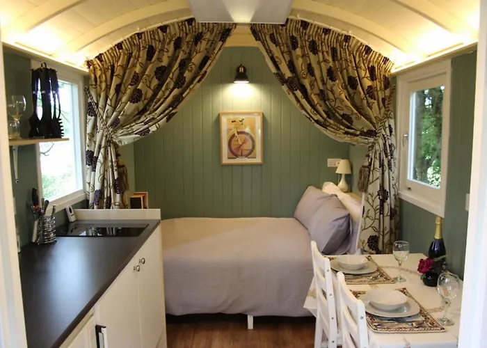The Kestrel Shepherd Hut, Whitehouse Farm
