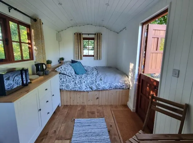 Cosy Shepherds Hut Lyme Regis, Cummins Farm