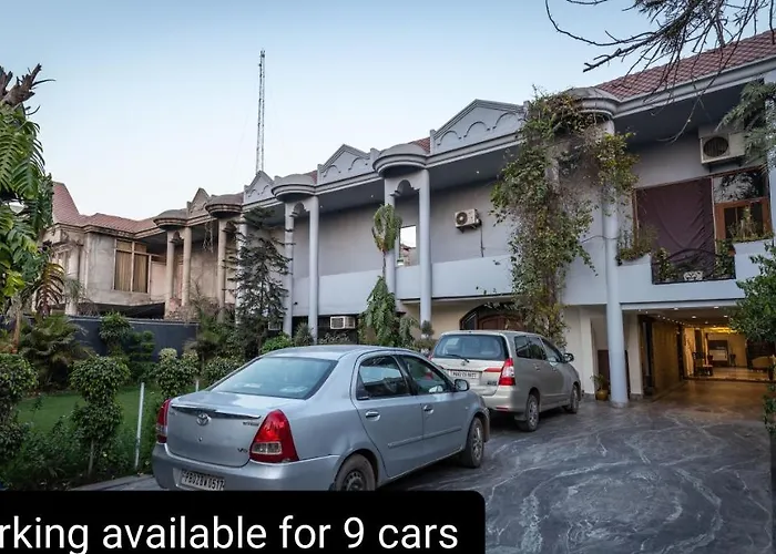 De Manora Homes - Unpretentious Hotel With A Garden , Posh Area Ranjit Avenue