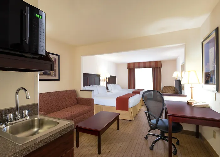 Holiday Inn Express & Suites Evanston By Ihg