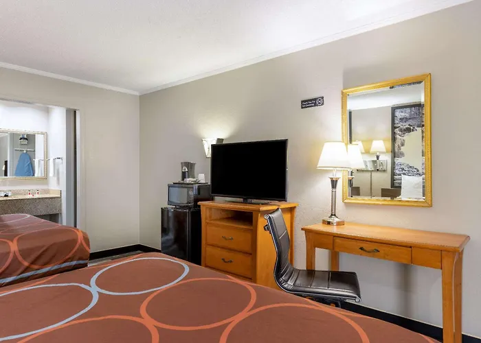Super 8 By Wyndham Kansas City Airport North