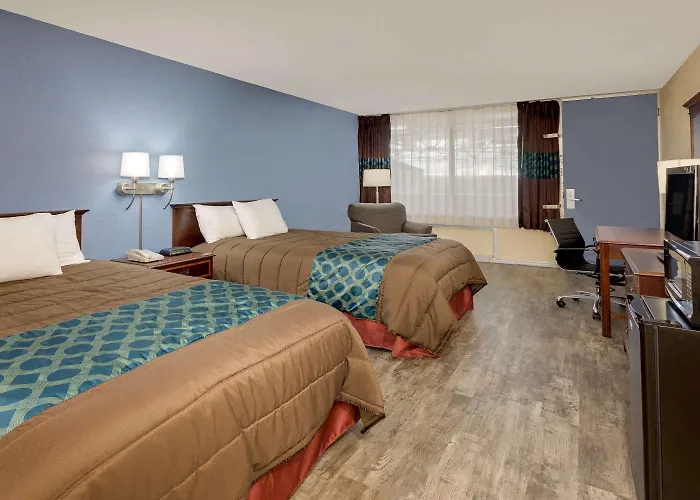 Days Inn By Wyndham Montgomery Near Aum
