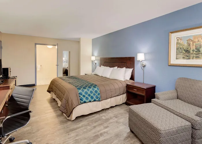 Days Inn By Wyndham Montgomery Near Aum