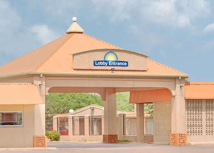 Days Inn By Wyndham Plainview